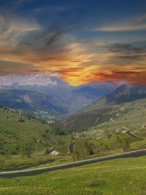 İtalya 'nın kuzeyindeki Dolomitler gün batımında