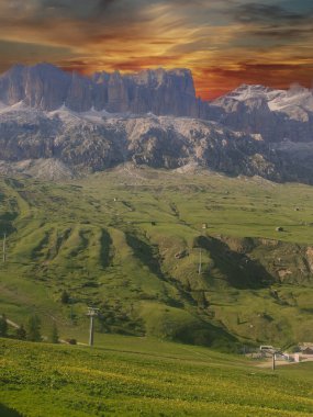 İtalya 'nın kuzeyindeki Dolomitler gün batımında