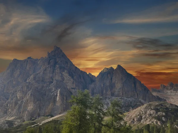 İtalya 'nın kuzeyindeki Dolomitler gün batımında