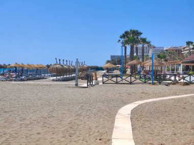 Torremolinos, İspanya - Mayıs 2022. Akdeniz 'de kumsalda güneşlenen insanlar. Yazın İspanyol turistik kasabası..