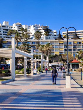 Torremolinos, İspanya - Mayıs 2022. İnsanlar yaz aylarında sokakta kahve dükkanının yanında yürürler. İspanyol turistik kasabası..