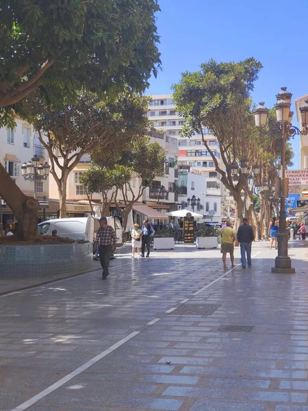 スペインのトレモリノス 2022年5月 夏の間は両側にお土産屋さんが立ち並ぶ通りを歩く人たち スペインの観光都市 — ストック写真