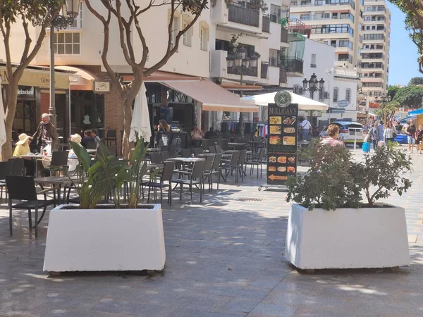 Torremolinos Spanje Mei 2022 Mensen Wandelen Straat Met Souvenirwinkel Aan — Stockfoto