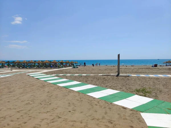 Torremolinos España Mayo 2022 Gente Tomando Sol Playa Mar Mediterráneo —  Fotos de Stock