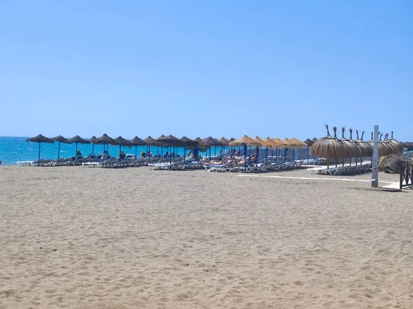 Torremolinos España Mayo 2022 Gente Tomando Sol Playa Mar Mediterráneo — Foto de Stock