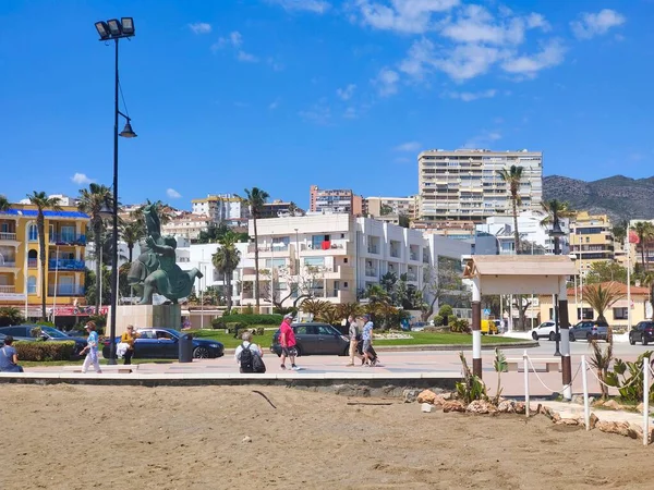 Torremolinos Spanya Mayıs 2022 Akdeniz Kumsalda Güneşlenen Insanlar Yazın Spanyol — Stok fotoğraf