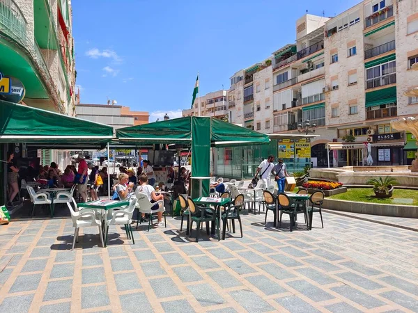 スペインのトレモリノス 2022年5月 夏の時間帯はコーヒーショップサイドで街を歩く人たち スペインの観光都市 — ストック写真