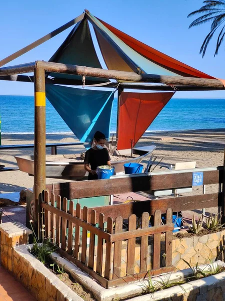 Torremolinos Spain May 2022 Люди Сідають Пляж Міжзоряному Морі Влітку — стокове фото