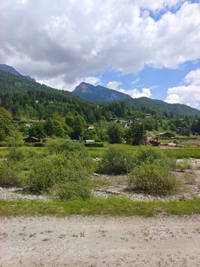 İtalya 'nın kuzeyinde bulutlu bir günde Avrupa Alpleri