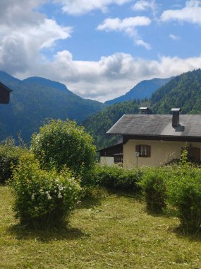 İtalya 'nın kuzeyinde bulutlu bir günde Avrupa Alpleri