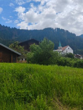 İtalya 'nın kuzeyinde bulutlu bir günde Avrupa Alpleri