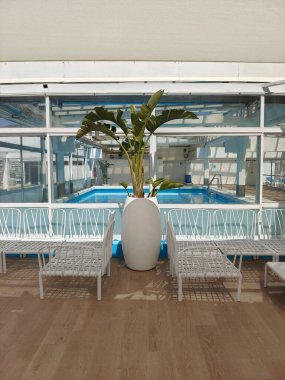 Güneşli bir günde İspanya 'nın güneyindeki bir binanın tepesindeki hamaklar.