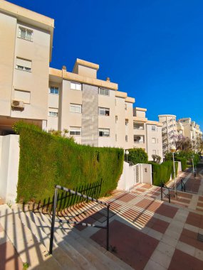 Güneşli bir günde İspanya 'nın güneyinde, deniz kenarındaki şehirde binalar