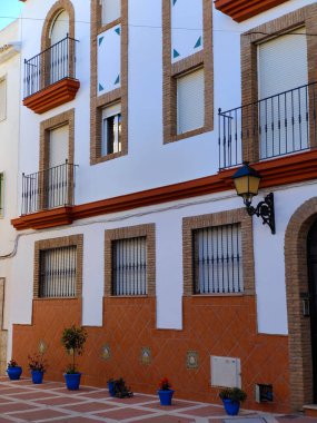 İspanya 'nın güneyinde güneşli bir günde saksıları olan bir sokak.