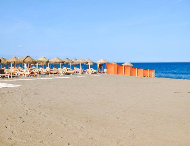 Güneşli bir günde İspanya 'nın güneyindeki Torremolinos' ta plaj