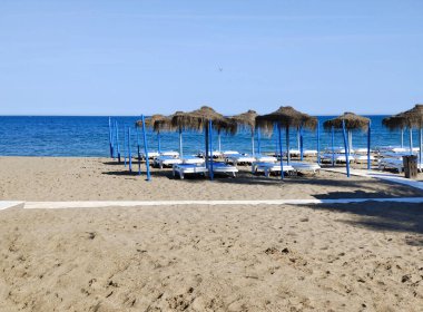 Güneşli bir günde İspanya 'nın güneyindeki Torremolinos' ta plaj