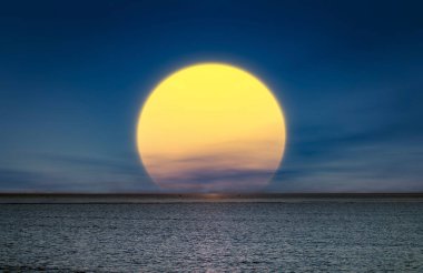 Günbatımında güney İspanya 'da bir sahilde.