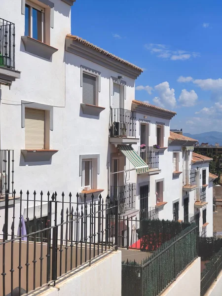 İspanya 'nın güneyinde güneşli bir günde saksıları olan bir sokak.