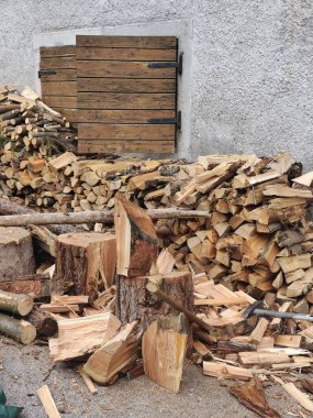 Odun parçaları yan yana istiflenmiş ve arka plan oluşturmuş.