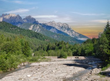 İtalya 'nın kuzeyinde bulutlu bir günde Avrupa Alpleri