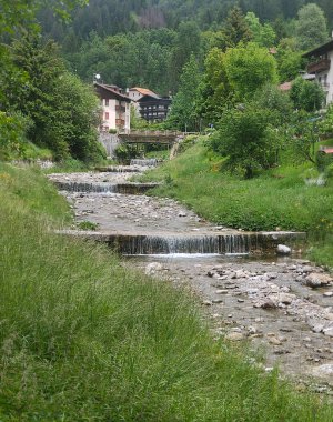 İtalya 'nın kuzeyinde bulutlu bir günde Avrupa Alpleri