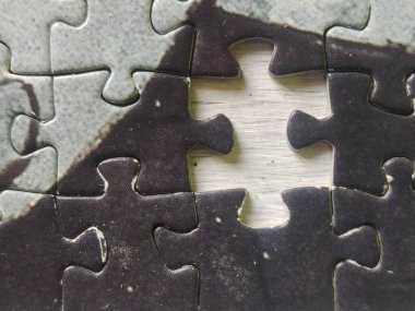 Picasso tarzında yapboz parçaları 