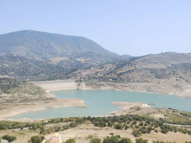 Dağlardaki nehrin manzarası.