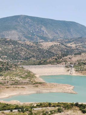 İsrail Eyaleti 'nin dağlarındaki nehrin manzarası.