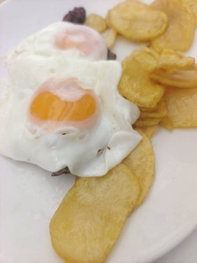 fried egg with potatoes and vegetables