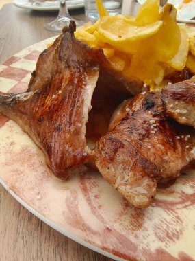 Domuz eti ve sebzeli kızarmış patates.