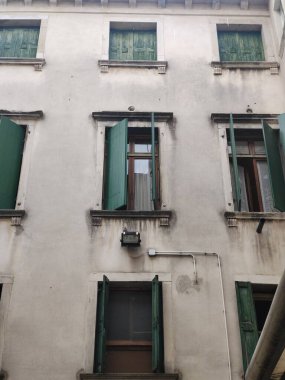 Şehirdeki eski bina.