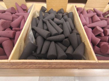 Bir sürü siyah beyaz çikolata.