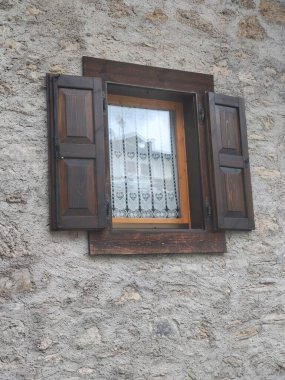 Kepenkli eski taş pencere