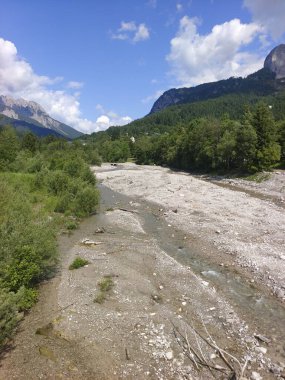 Nehir ve ormanlı güzel dağ manzarası
