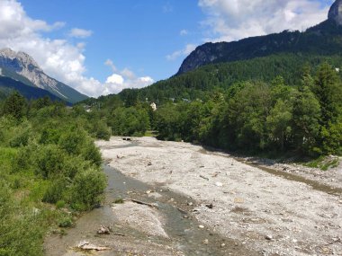 Nehir ve ağaçlarla dolu güzel bir manzara