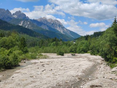 Dağlardaki dağ nehri