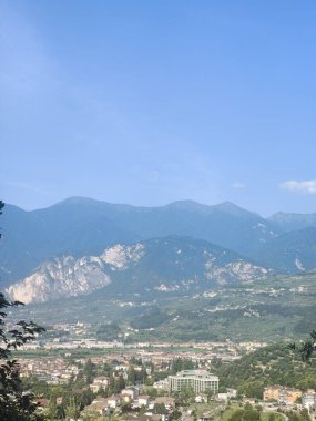İtalyan kırsalındaki köyün panoramisi.