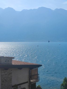 İtalya 'nın kuzeyinde, güneşli bir günde Garda Gölü