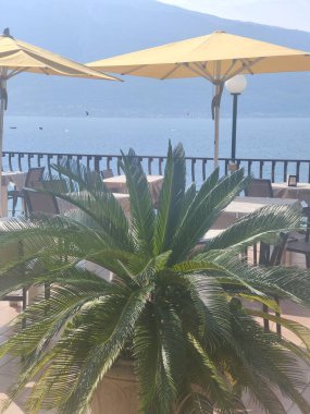 İtalya 'nın kuzeyinde, güneşli bir günde Garda Gölü