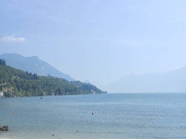 İtalya 'nın kuzeyinde, güneşli bir günde Garda Gölü