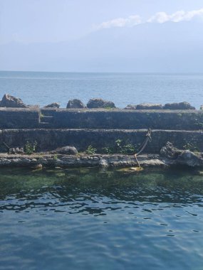 İtalya 'nın kuzeyinde, güneşli bir günde Garda Gölü