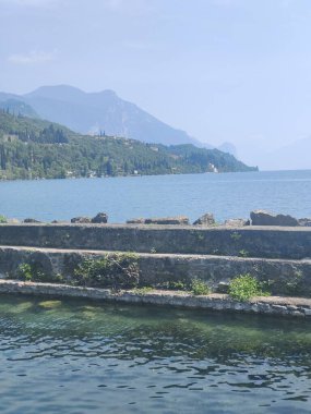 İtalya 'nın kuzeyinde, güneşli bir günde Garda Gölü