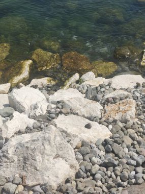 Denizde kayalar olan kayalık bir sahil.