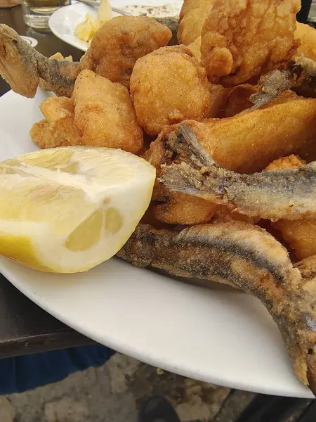 レモンとニンニクで揚げた魚 — ストック写真