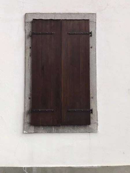 Дверь Белым Фоном — стоковое фото