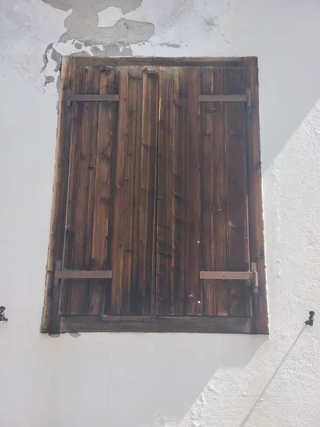 壁の閉じた窓 — ストック写真