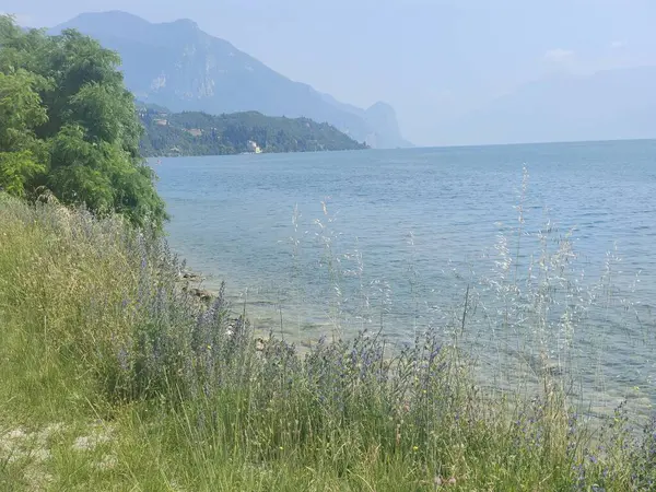 Jezero Garda Krásnou Krajinou — Stock fotografie