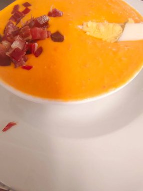 Yumurta ve etli İspanyol çorbası. 