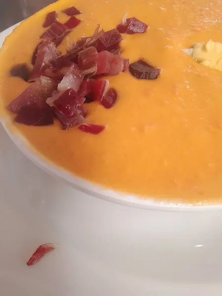 卵と肉を使ったスペインのスープ — ストック写真