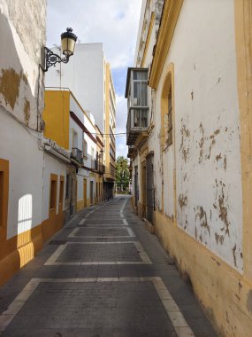 İspanya 'nın merkezinde güneşli bir günde Bejar Caddesi